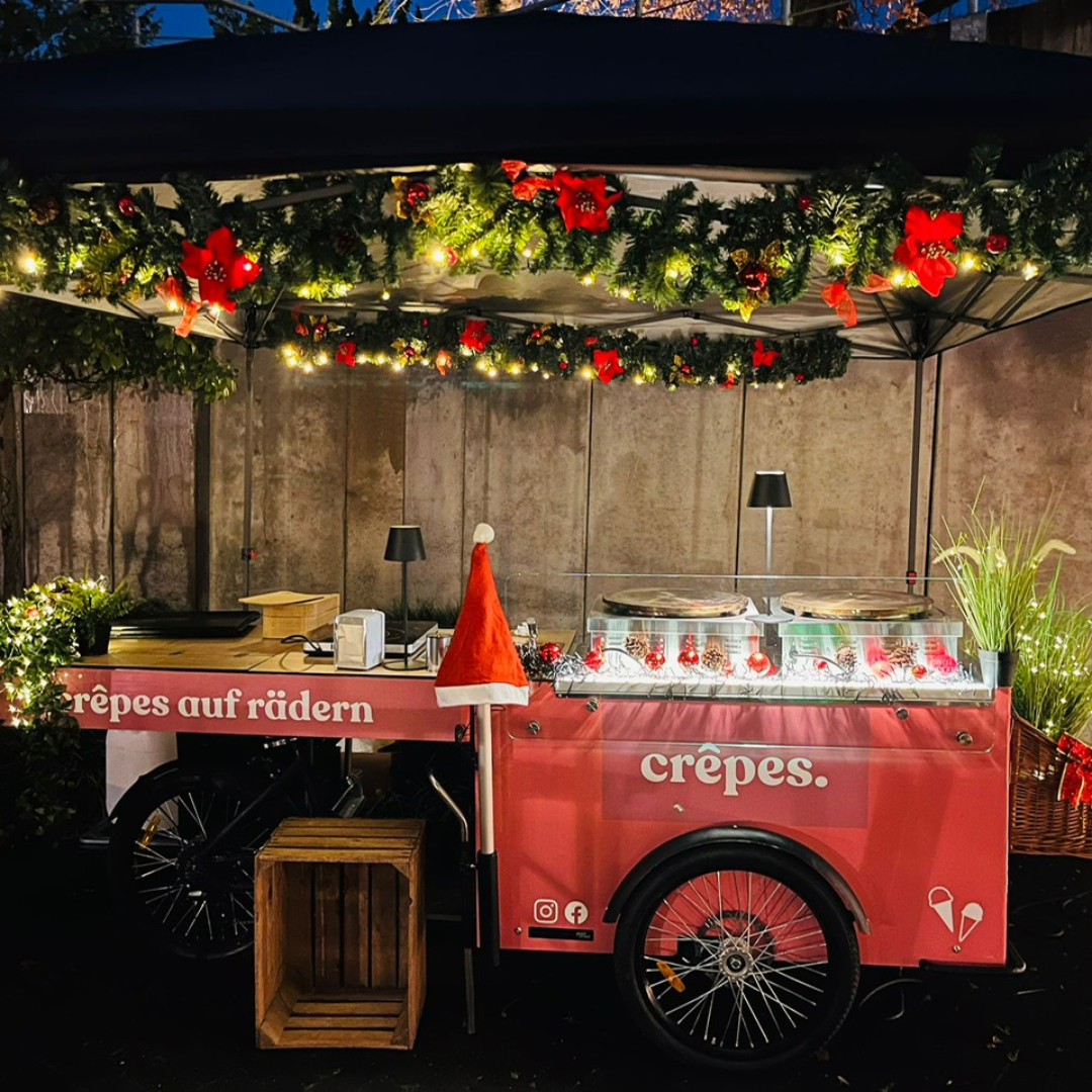 Mann auf Waffel-Bike für mobiles Waffel-Catering
